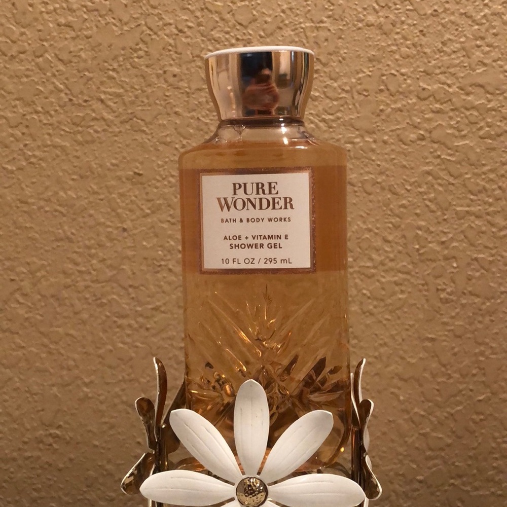 NWT Bath & Body Works Pure Wonder Bath & Body Wash. Aloe & Vitamin E shower gel.